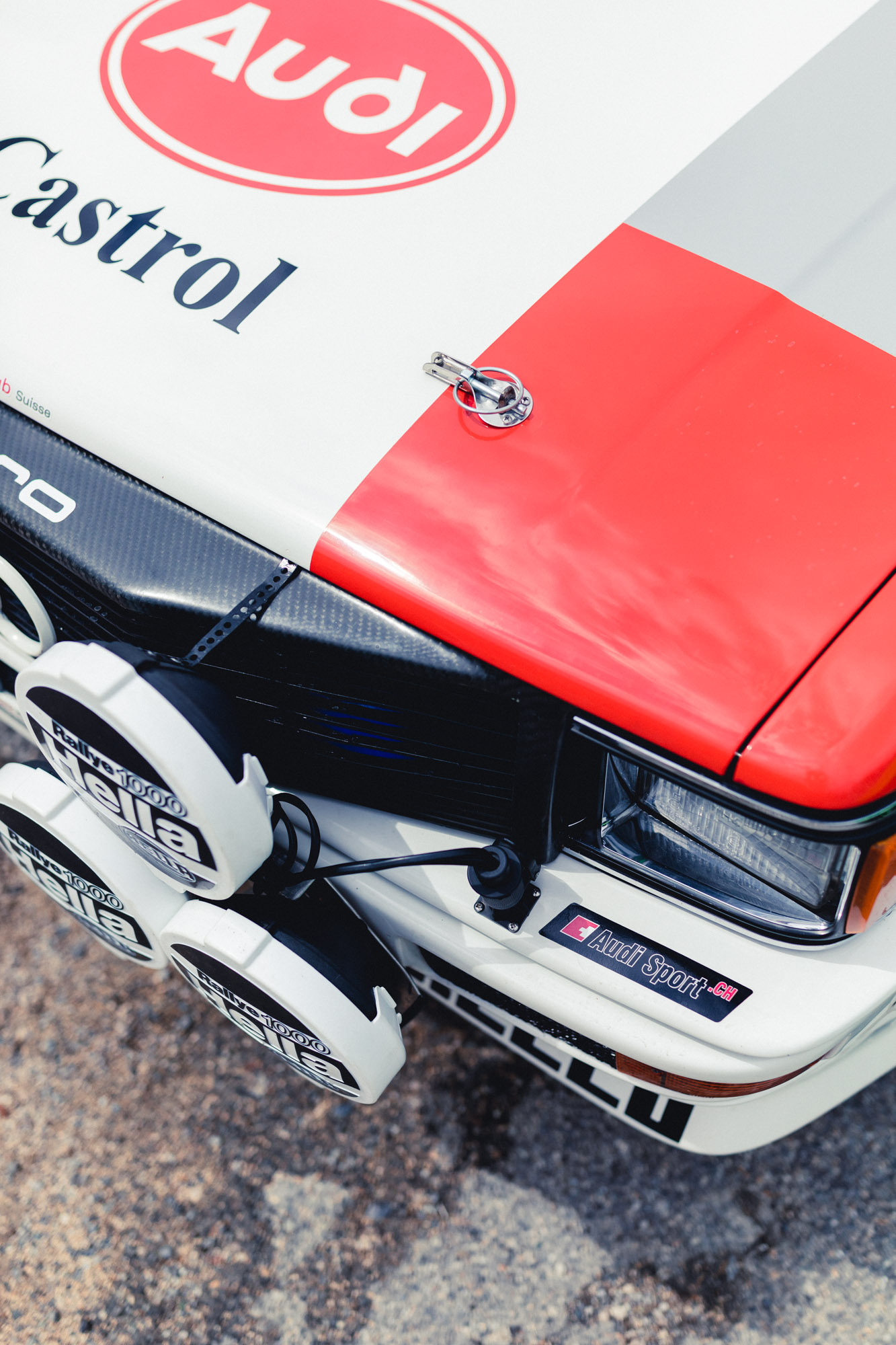 photo d'un gros plan de dessus d'une voiture de rallye rouge et blanche
