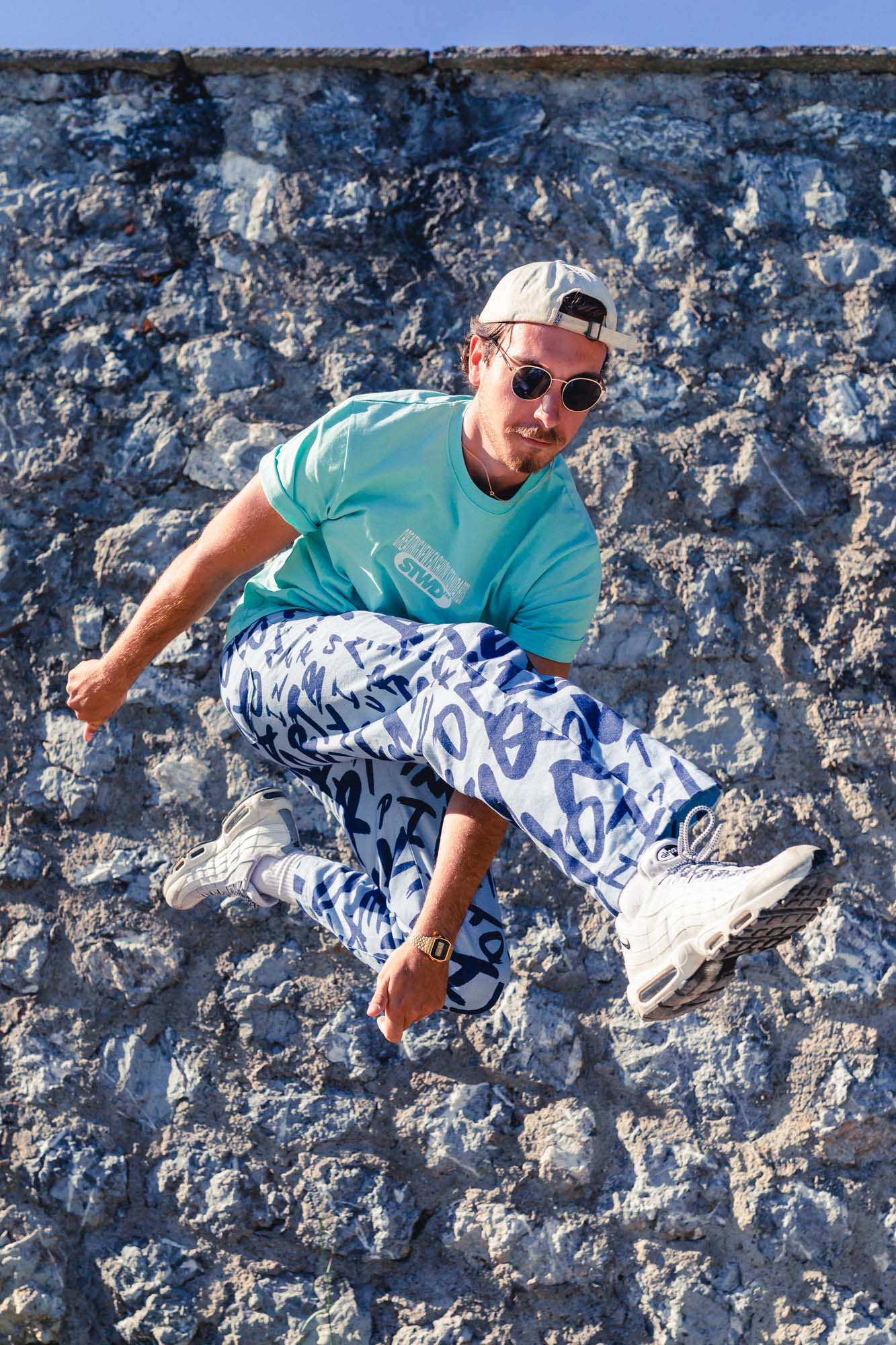 photo d'homme sautant et prenant la pose, habillé en bleu